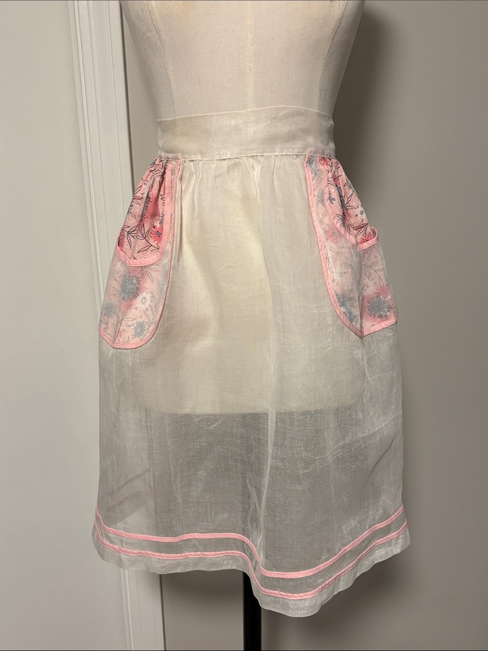 Vintage sheer pocketed apron